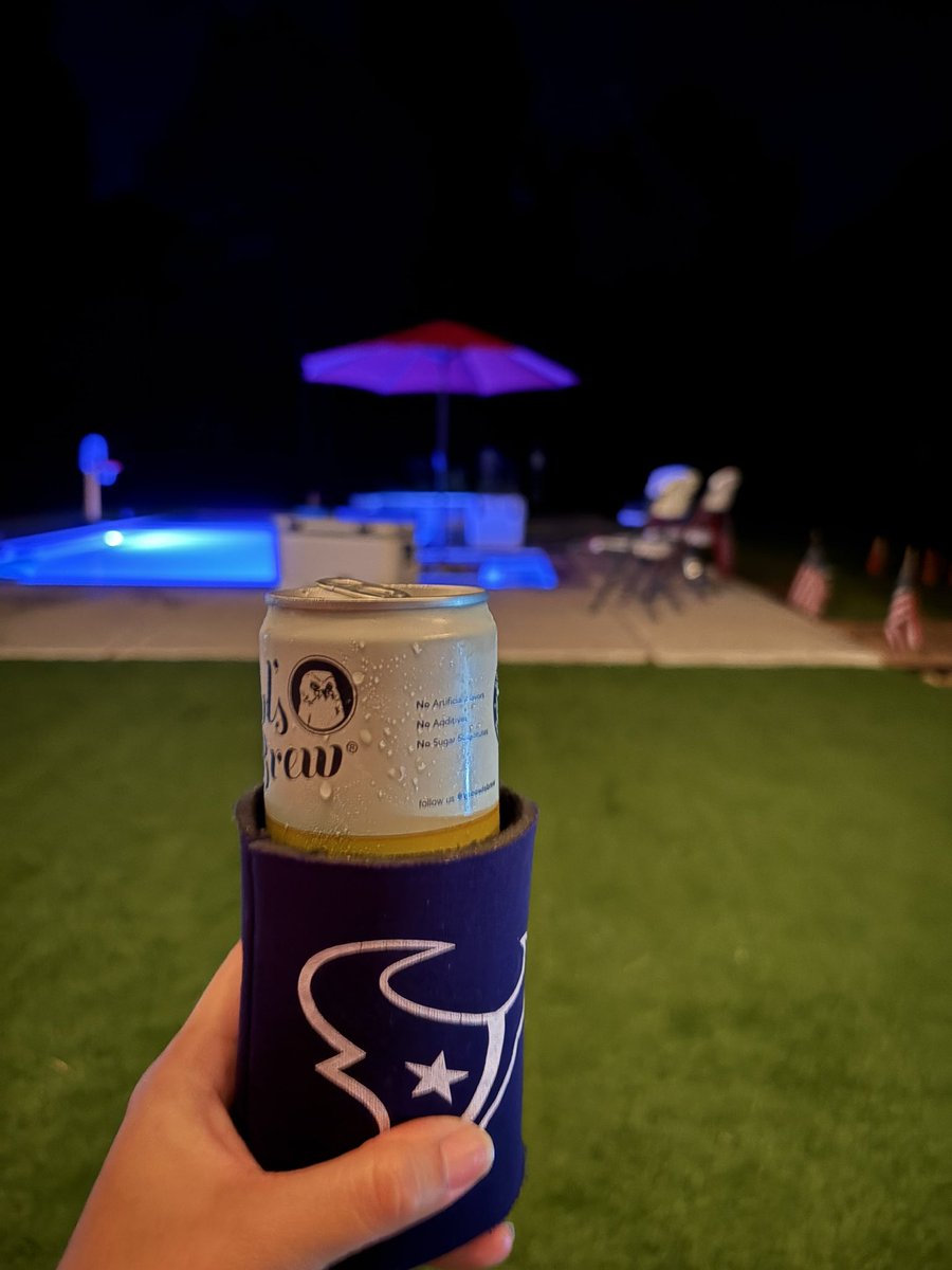 vitag_'s tweet photo. Summer nights, wishing it was football season already🏈❤️ #football #summer #owlsbrew @HoustonTexans https://t.co/7QNesA9EKQ