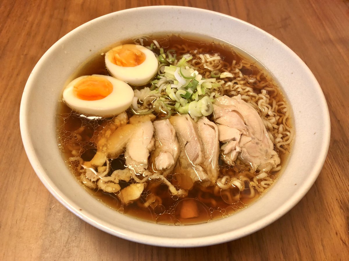 娘から「醤油ラーメン」オーダー
鶏胸肉に水と創味のつゆと酒と味醂を入れて極弱火でコトコト炊く
スープは薄口醤油で味を整え、麺は業スー縮れ麺とマルタイ、スライスした鶏肉と葱と玉子を添えて完成
「お手軽鶏中華」
残さず食べていたので美味かったのだろう(^-^)
#自作ラーメン研究会
#創味のつゆ