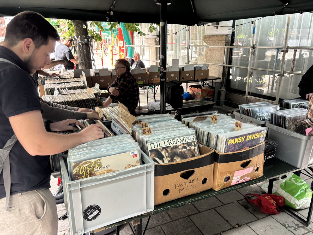 Vinyl market in Brugata in Oslo today until 6 PM. Lot's of sellers and thousands of records to buy. #records #recordstore #oslo