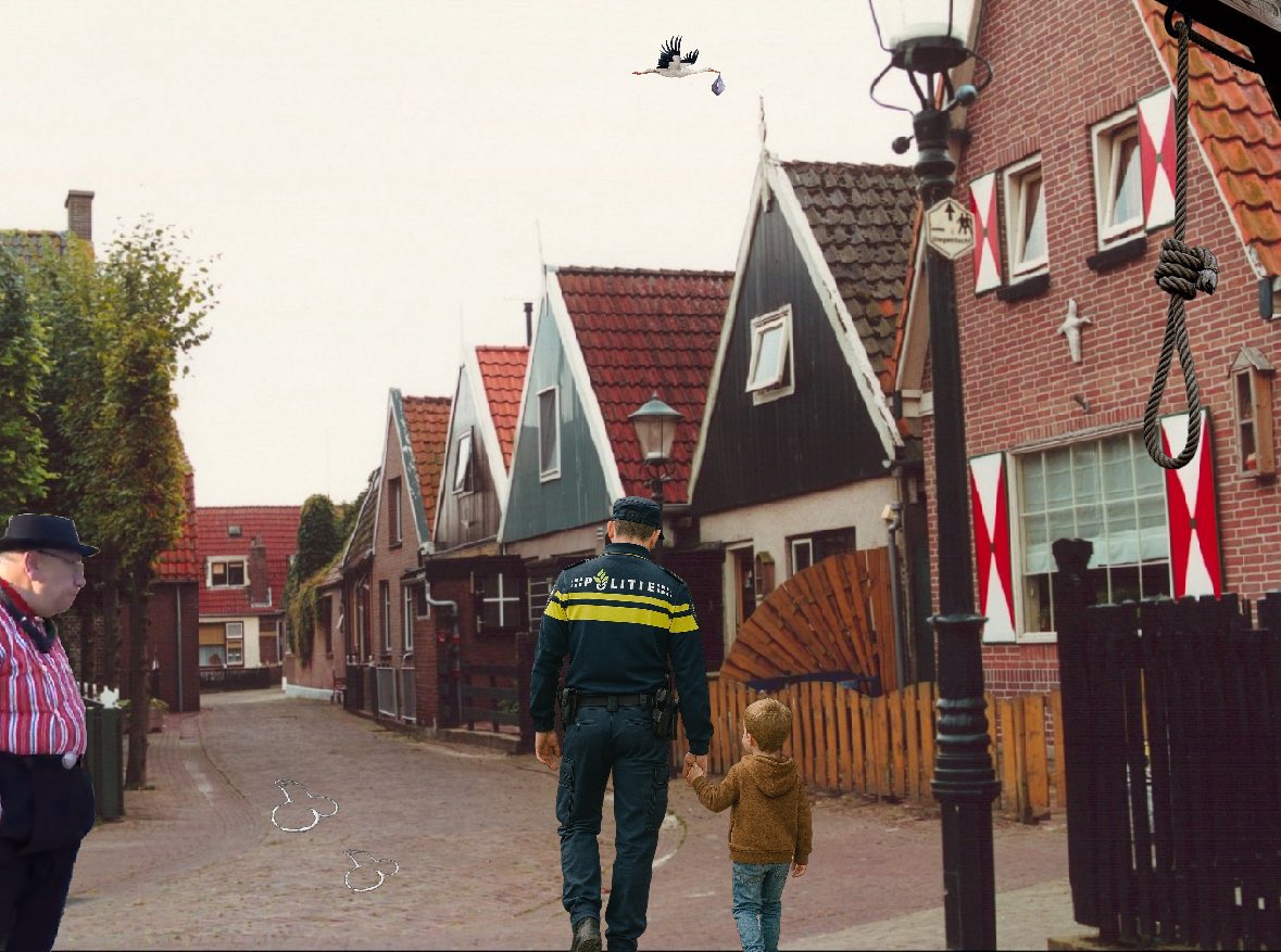 VisitUrk's tweet image. Het valt niet mee om meer dan twintig kinderen in het oog te houden. Maar als er één op de Dag van de Heer buiten speelt, dan zijn de ouders aansprakelijk. Het betreffend kind kan maandag bij politie #Urk worden opgehaald. #Zondagsrust