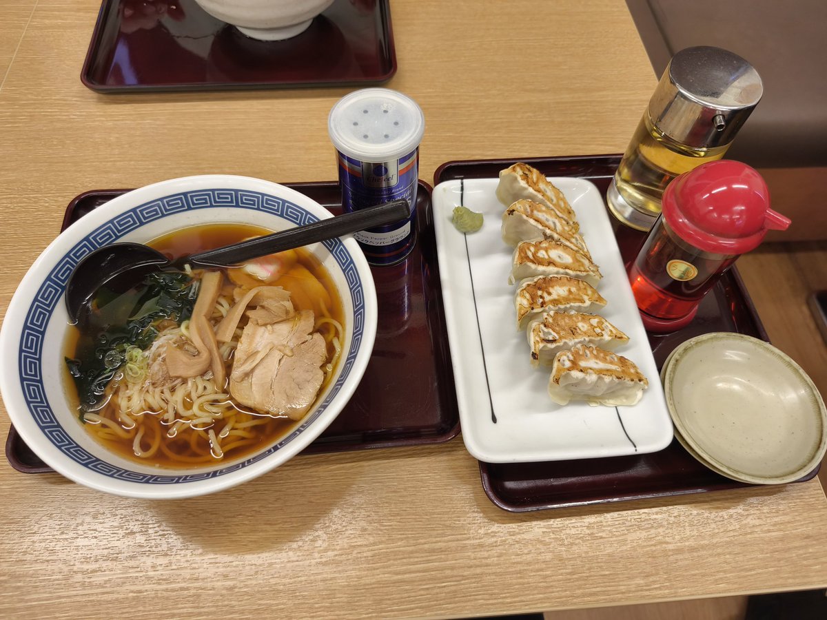 launcher_00's tweet photo. 山田うどんでシンプルにラーメン🍜と思ったけど🥟餃子を追加😋
#山田うどん #ラーメン餃子 https://t.co/16lDVbAIwr