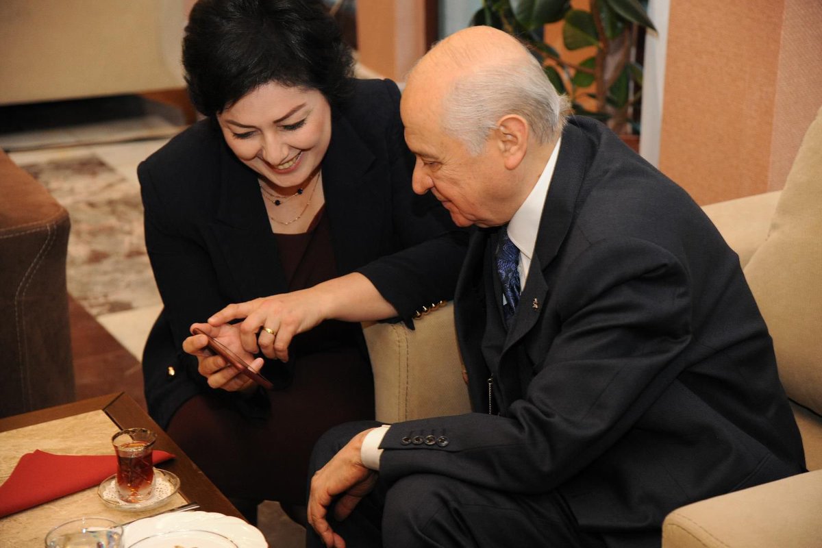 Maziyi ruhunda günle demleyip,
Güne bakıp geleceği anlayıp,
Yüreğini sabır ile kınlayıp,
Yola revan olmuş bir ömür vardır.

28 yıl, bir dava, bir ömür.
İyi ki…