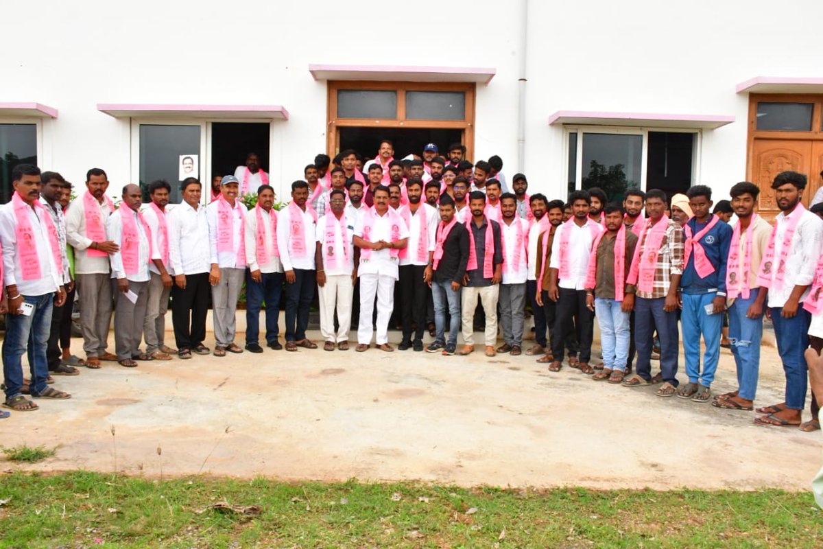 ThotaSaikumar_Y's tweet photo. 🔺రాబోవు రోజుల్లో బి.ఆర్.ఎస్ పార్టీలోకి ప్రవాహంలా చేరికలు
🔺కాంగ్రెస్ పార్టీకి చెంపపెట్టులాగా స్థానిక ఎన్నికల్లో సత్తా చాటాలి.
యువ నాయకులు ఏర్వ సాయిప్రసాద్ యాదవ్ గారి 200 మంది అనుచరులతో ను పార్టీలోకి ఆహ్వానించిన మాజీ మంత్రివర్యులు @SingireddyBRS 
@KTRBRS @BRSparty https://t.co/eIG5kPh7yW