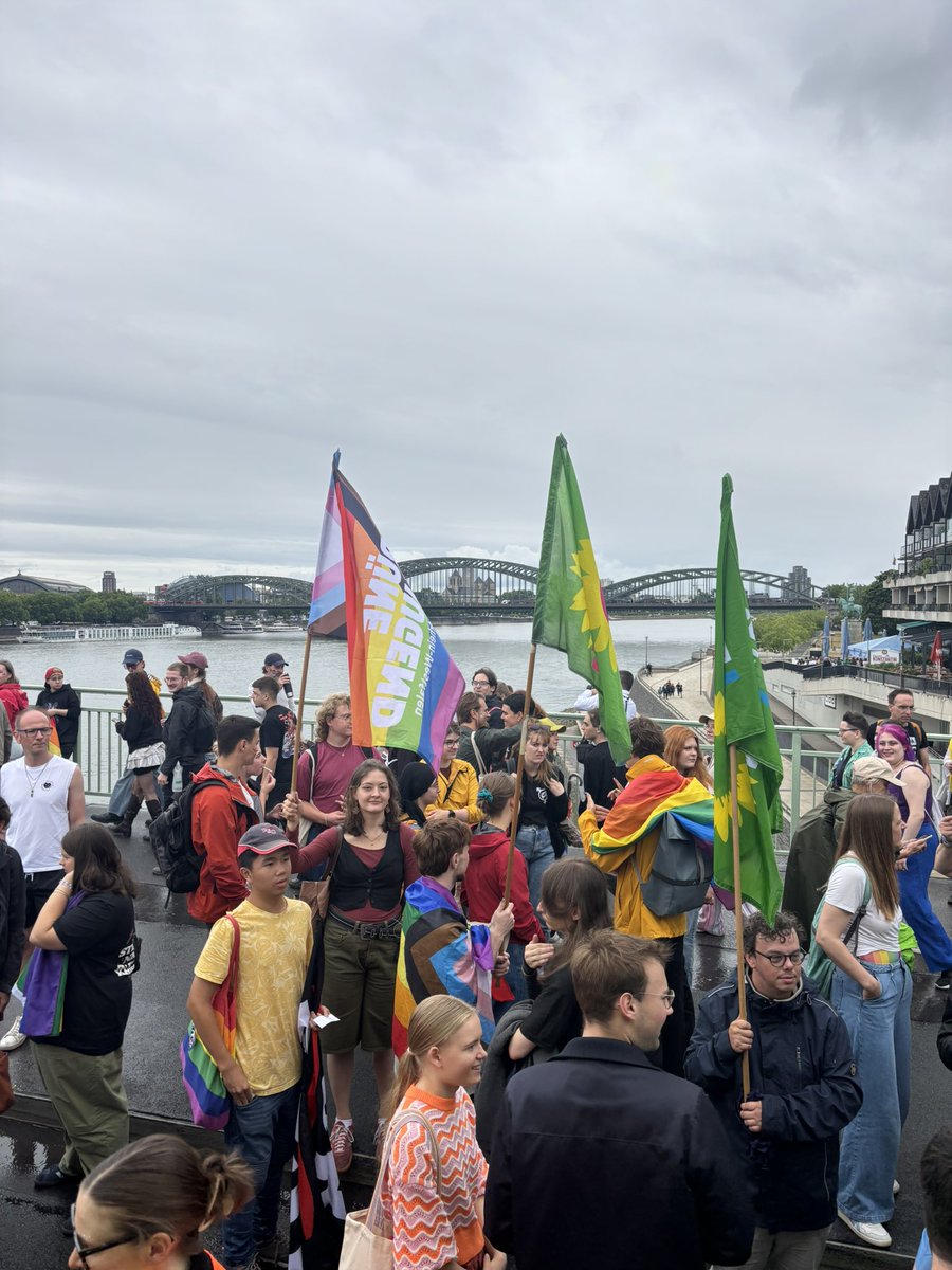 Der Himmel ist grau, Köln dafür umso bunter🌈
Happy Pride!