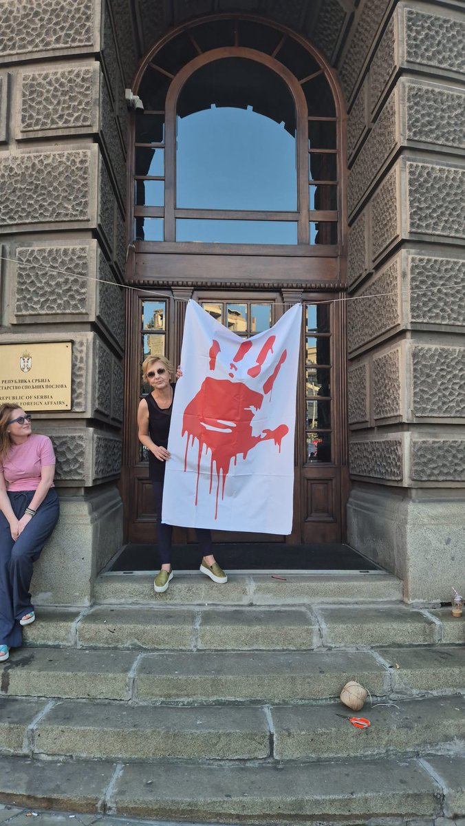 Biljana Stojkovic (dabrica) (@pajaoliver) on Twitter photo Sinoć sam u kasne sate otvorila vrata uniformisanim licima. Uručili su mi poziv za ponedeljak za saslušanje u predistražnom postupku u odeljenju za visokotehnološki kriminal. Kažu - krivično delo, ali ne piše koje.
Da nije neka osveta mafije? <a href="/avucic/">Александар Вучић</a> Sinoć sam u kasne sate otvorila vrata uniformisanim licima. Uručili su mi poziv za ponedeljak za saslušanje u predistražnom postupku u odeljenju za visokotehnološki kriminal. Kažu - krivično delo, ali ne piše koje.
Da nije neka osveta mafije? <a href="/avucic/">Александар Вучић</a>