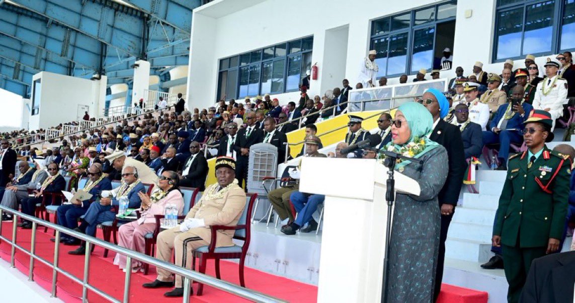 ComradeAgustine's tweet photo. Rais wa Jamhuri ya Muungano wa Tanzania, Mhe. Dkt. Samia Suluhu Hassan akihutubia viongozi mbalimbali pamoja na wananchi wa Comoro kwenye Sherehe za miaka 50 ya Uhuru wa nchi hiyo zilizofanyika katika uwanja wa Malouzini Jijini Moroni tarehe 06 Julai, 2025. https://t.co/25JIgviUeV