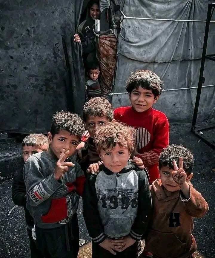 ,Don't forget our children 💔
If you see this pic, reply with 🇵🇸 spread it 💔