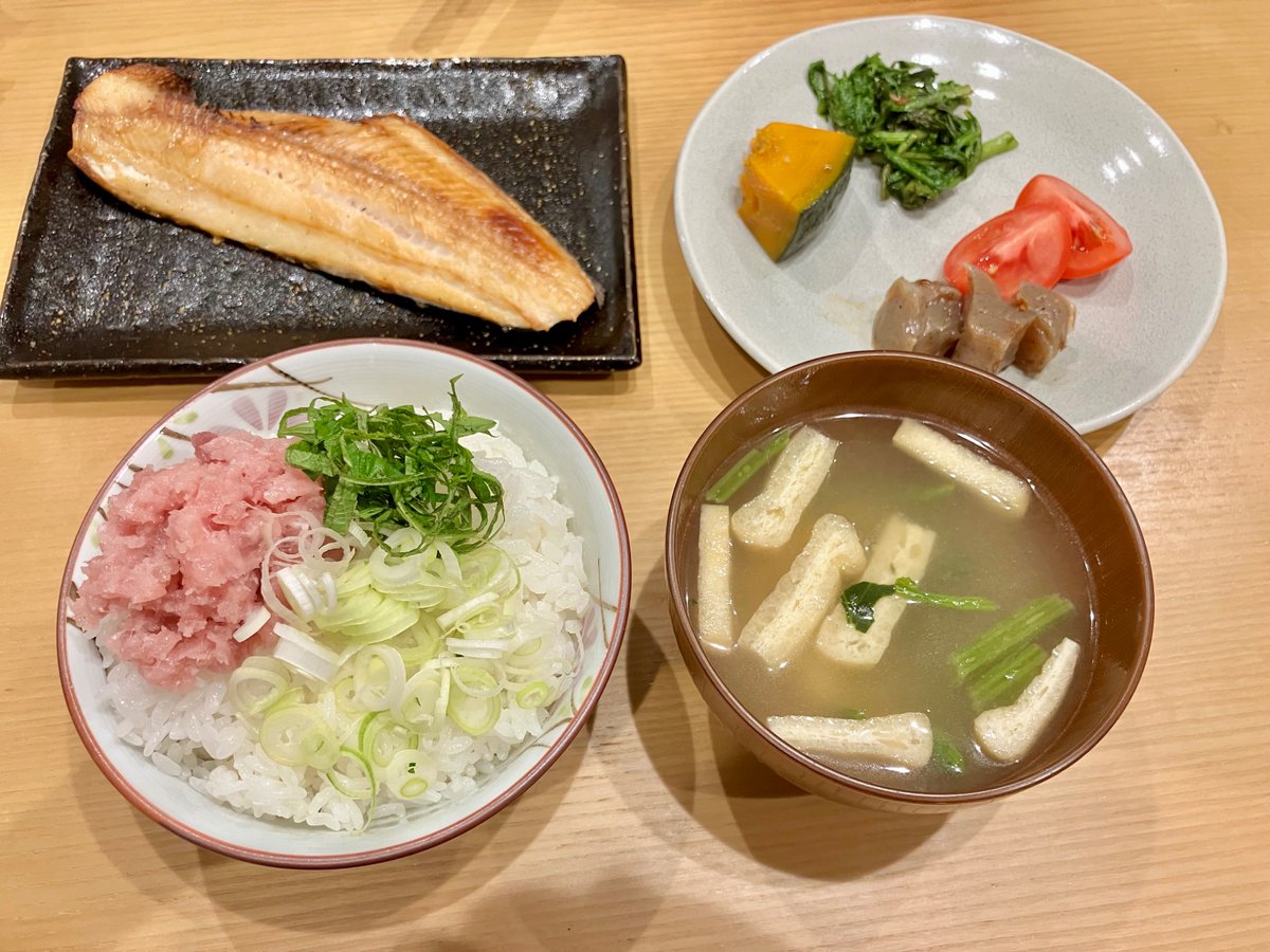 今日はさっぱり目🥝

ねぎとろご飯
ホッケの塩焼き
ほうれん草と油揚げの味噌汁
春菊のお浸し
かぼちゃの煮物
炒り蒟蒻
冷やしトマト

お肉がなくてもとっても美味しい魚のお夕飯🐟

#おうちご飯