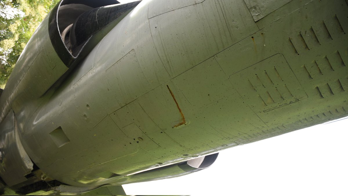 k_fox48jet's tweet image. 渓湖軍機公園のRF-104G
フォッカー社でF-104Gとして製造
→西ドイツ向けのRF-104G-1試作機に改造
→不採用でF-104Gに再改造
→台湾へ供与
→RF-104G始安へ改造
という稀有な経歴を辿った機体
機首は通常型に戻されていますが、胴体下にはRF化の際に追加されたアンテナの基部が残っています