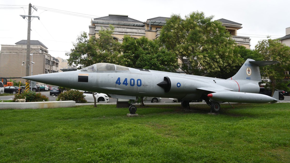 k_fox48jet's tweet image. 渓湖軍機公園のRF-104G
フォッカー社でF-104Gとして製造
→西ドイツ向けのRF-104G-1試作機に改造
→不採用でF-104Gに再改造
→台湾へ供与
→RF-104G始安へ改造
という稀有な経歴を辿った機体
機首は通常型に戻されていますが、胴体下にはRF化の際に追加されたアンテナの基部が残っています