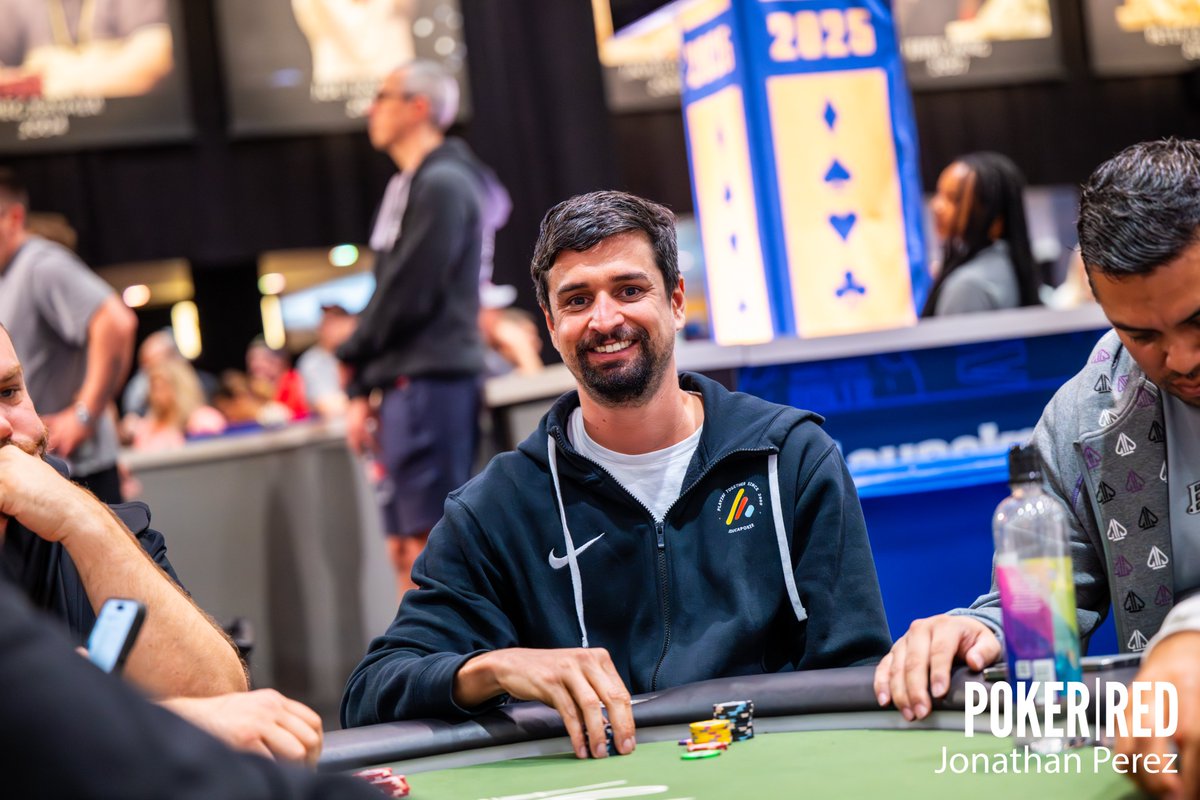 EducaPoker's tweet photo. 💙 EducaPoker en el Main Event de las WSOP 2025 🔥

Con estos stacks empezarán el Día 2:

@elmorobielsa - 87.000
@srxakgirona - 29.000
@adriia18 - 81.000
@roinuj815 - 93.300

Lets gooo ✈️ https://t.co/cSIG0LHeqt