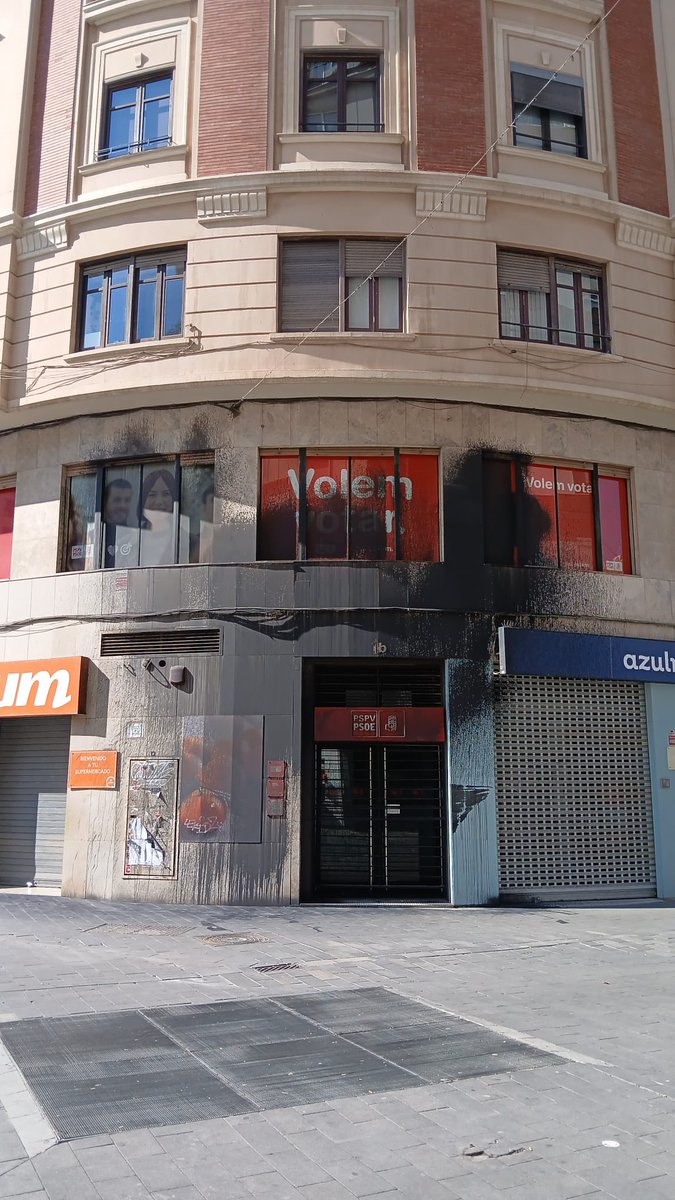 La sede del <a href="/PSOE/">PSOE</a> de Valencia atacada esta noche , soy de derecha o de ultraderecha como me queráis ver, pero no comparto estos comportamientos