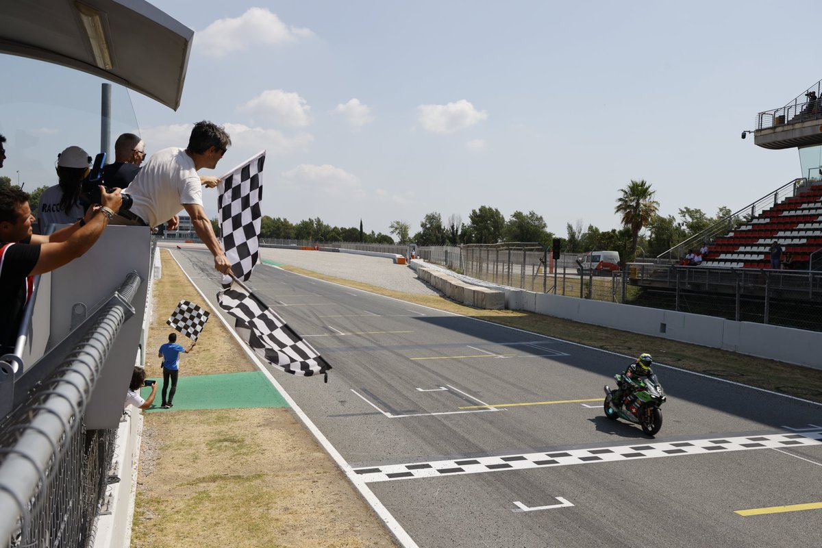 Circuitcat_cat's tweet photo. 🏁 El Team Bolliger Switzerland (Kawasaki ZX10R) es proclama vencedor de les #24HMotoBarcelona 2025! 🏆

👏 @altoledo55 | Pedro Nuno | Nico Thöni | Jesper Pellijeff https://t.co/2Hyzj1RjBN