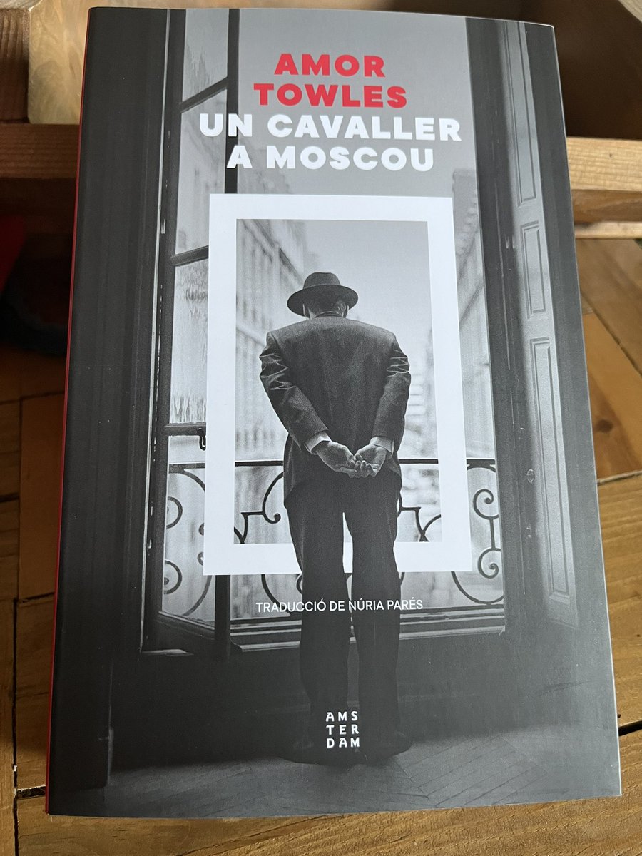 A llegir Un Cavaller a Moscou! Som-hi <a href="/som_amsterdam/">Amsterdam Llibres</a> #NúriaParés
