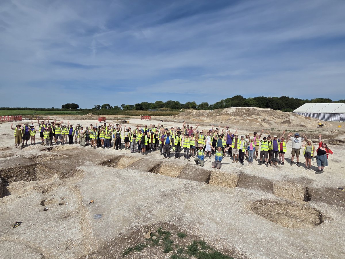 Durotrigesdig's tweet image. The #Durotriges25 team at the end of the last day's briefing
Thanks to them and everyone else who participated in the Great Durotrigian Dig
We love you guys! 👋