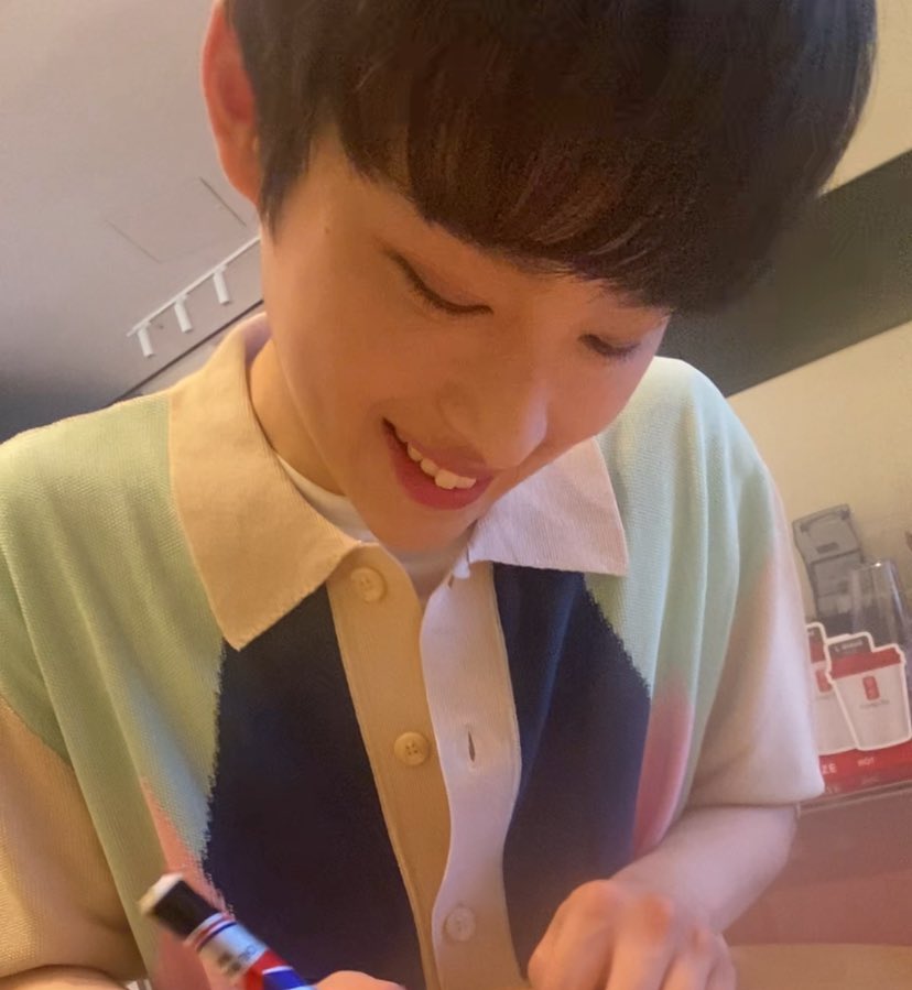 이렇게 집중해서           박강혅 얘기나오니깐
싸인하다가                    이정도로 좋아함