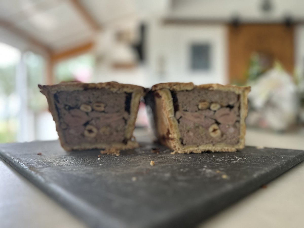 David70_82's tweet photo. 1er pâté en croûte maison : chair à saucisse, foie gras , aiguillettes de canard, ail, thym, noisettes torréfiées, floc de Gascogne https://t.co/LkWhDFHpuF