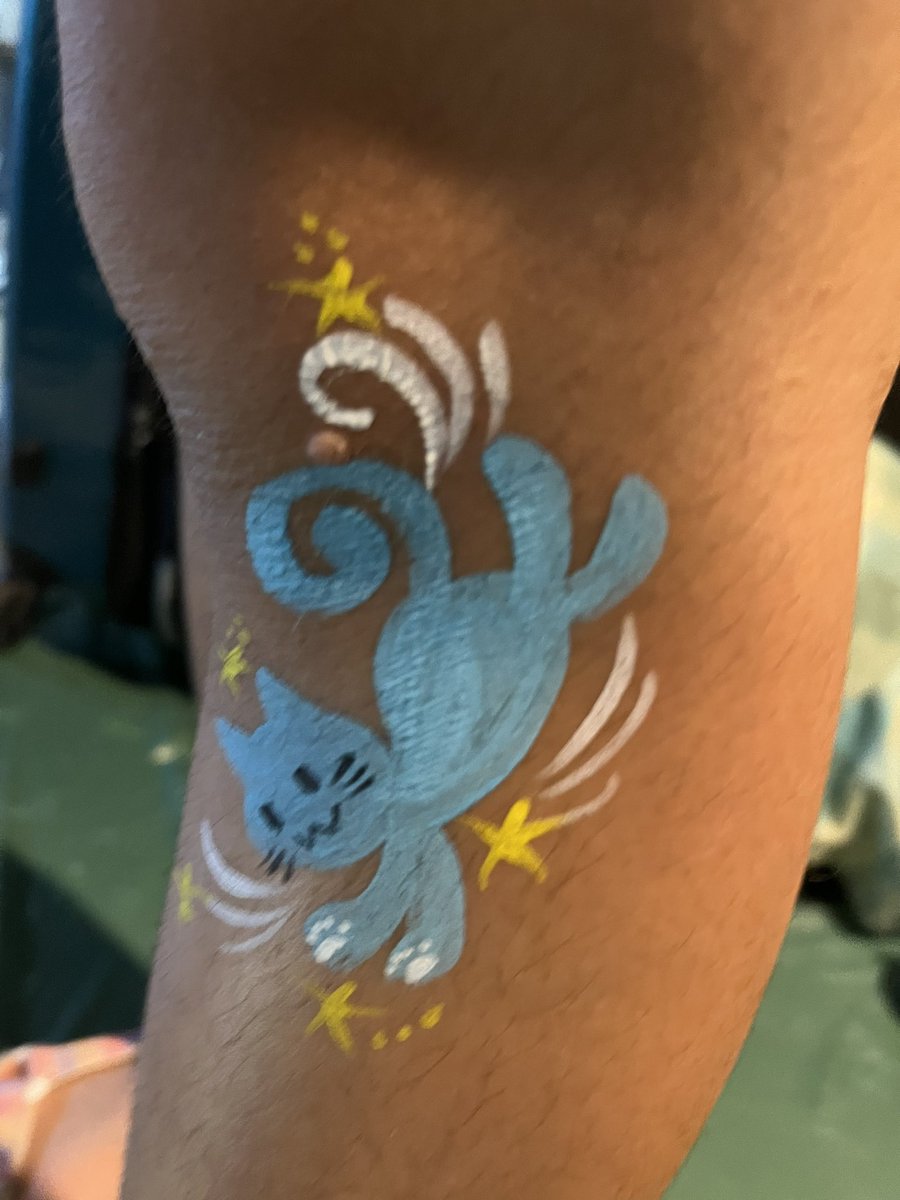 デザフェス二日目おわりましたー！
なんだかんだとちびっ子さんずに人気のボディペイント屋さんでした(大人の方も描いていただきましたよっ！)
たくさん描いて幸せであります😊ありがとうございました。