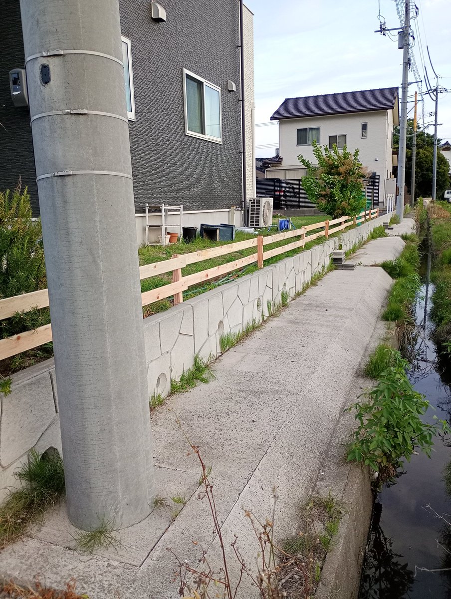 ようやく終わった。
動物が、逃げらんように。柵
後は、防腐剤ぬったら、そこそこ見えると思う。