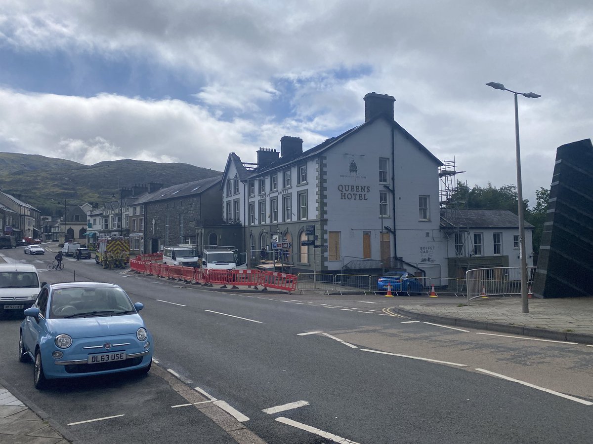 6/7/25
Trannoeth y tân.
Trist iawn yw gweld y dinistr ar y Cwîns Hotel, Blaenau Ffestiniog heddiw.
Un o adeiladau mwyaf eiconic y dref.