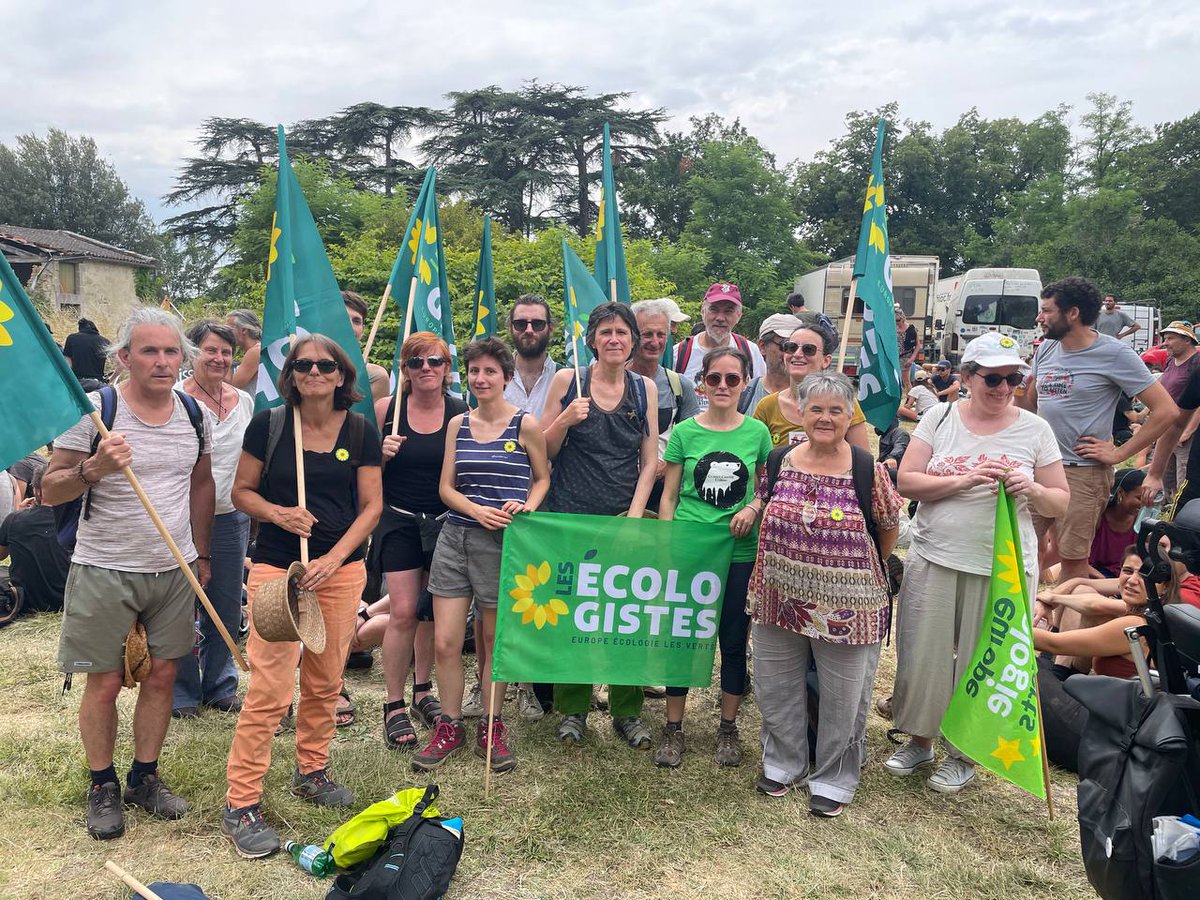 HeleneCabanes's tweet image. 🙏 @franceinter ne reprenez pas les fausses infos qui circulent. ChacunE est libre d'inviter qui que ce soit chez lui/elle et je remercie le propriétaire du château de #Scopont pour la belle journée d'hier sur son domaine.