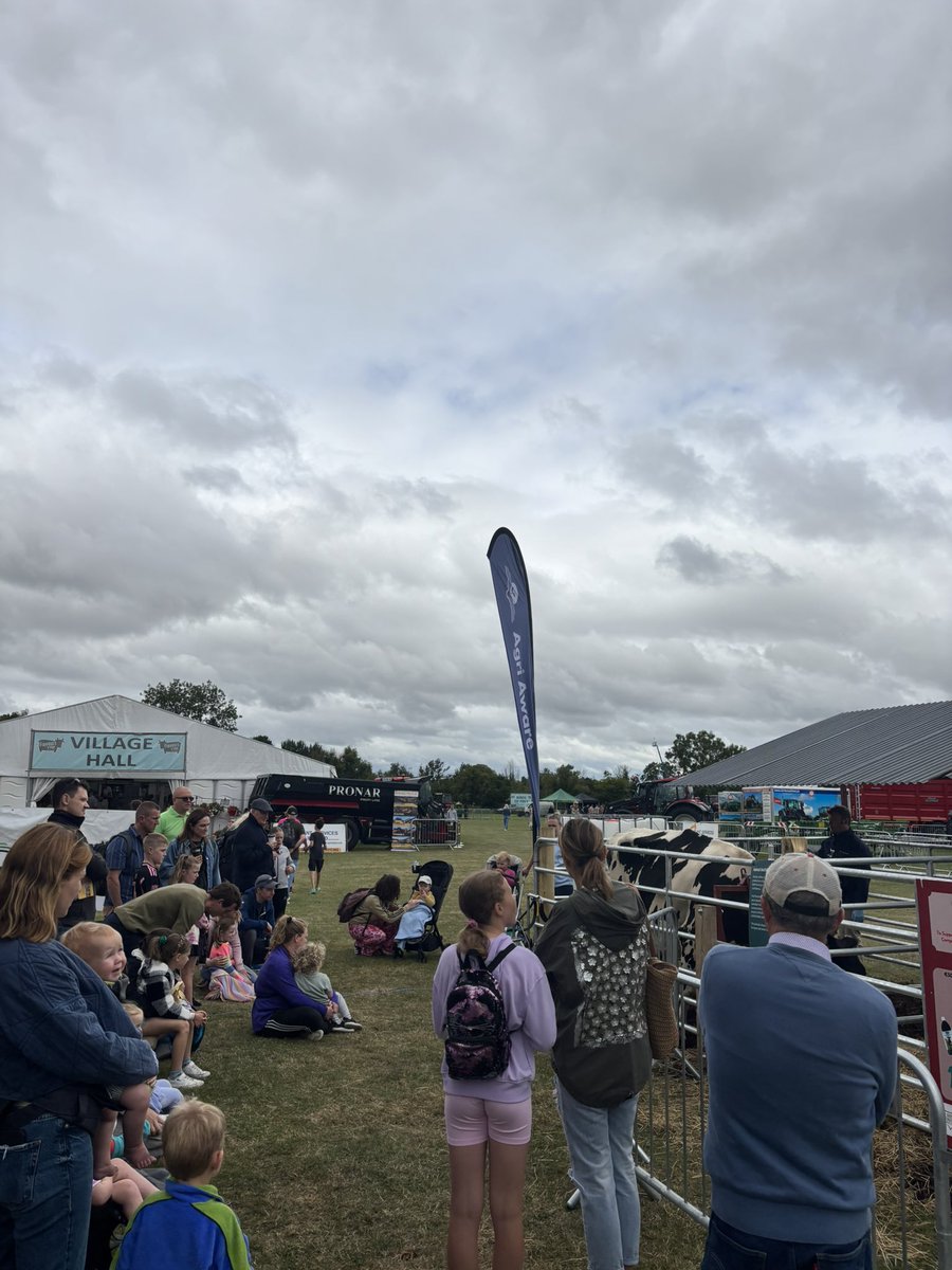 AgriAware's tweet image. Our milking demo is kicking off here at Flavours of Fingal !
Robert is taking attendees through the process from why we wear gloves and clean the teats of the cow to how the milking machine works as a vacuum and pump to collect milk. 🥛
#FlavoursofFingal #Milkingdemo #Ag