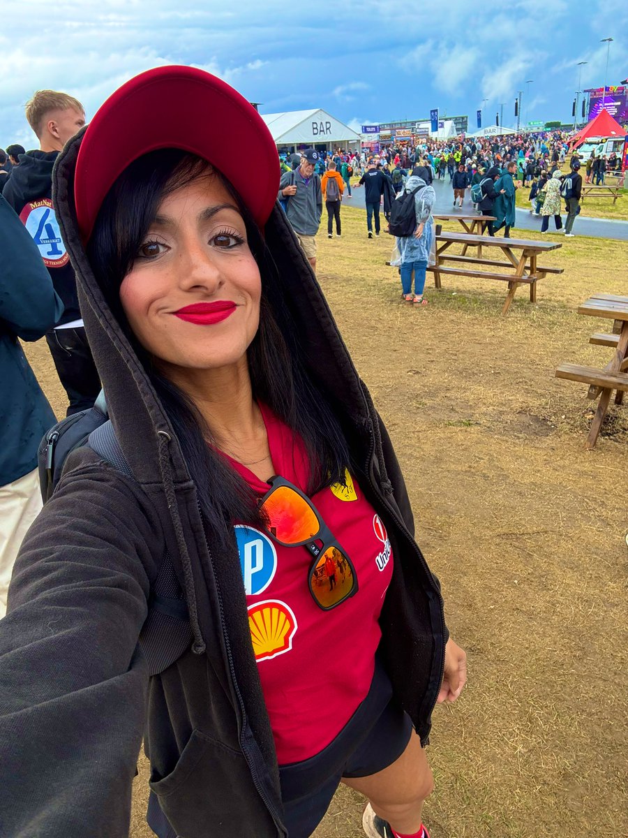 Eeeek!!! I’M <a href="/SilverstoneUK/">Silverstone</a> BABY!!! 
😍 #BritishGP 🏎️🏁
#TeamLH ♥️