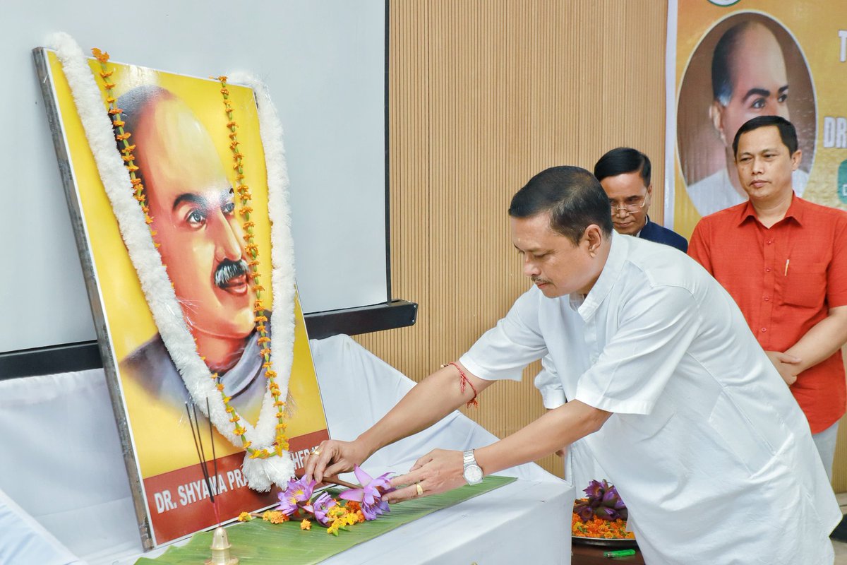 MaharajaManipur's tweet image. Paid my Floral Tribute to Dr. Shyama Prasad Mukherjee - Founder of Bharatiya Jana Sangh, later BJP & Stalwart Fighter of Article 370 Abrogation in J&K - on his 124th Birth Anniversary at BJP Manipur State Office Thambal Shanglen Imphal this afternoon.
@BJP4India