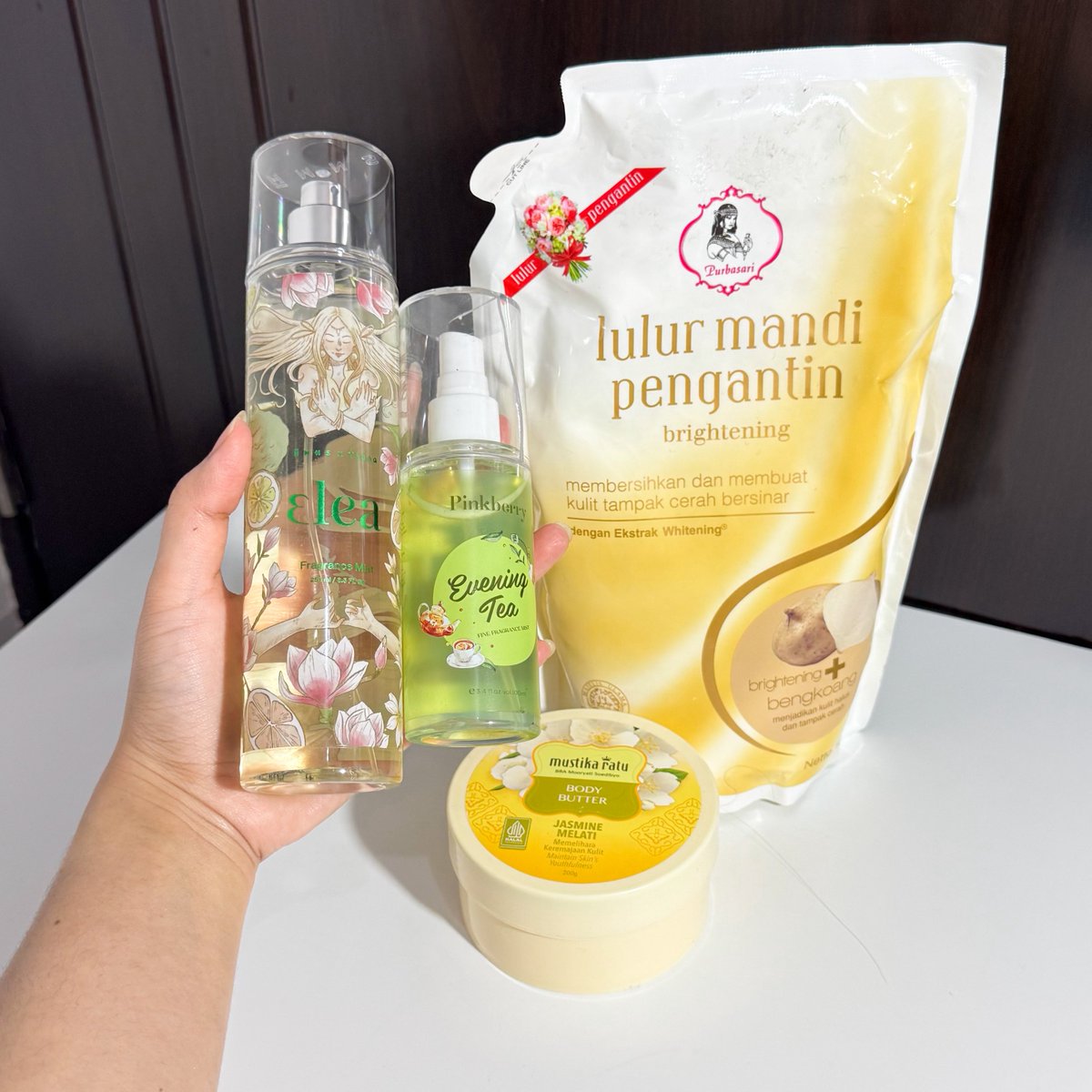 nanaspineapel's tweet photo. THINGS I DON’T REGRET BUYING 

Edisi personal care biar wangi semerbak seharian!🌸🌷🌺 https://t.co/IuE6ciiAQJ