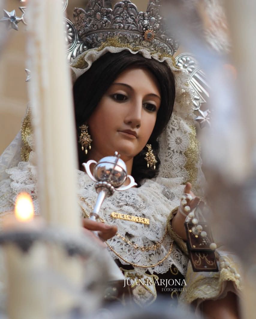 Mis pasos en vida dibujan tu nombre, mientras que mi vida al perderse, se encuentre en el cielo contigo.

Madre,
Reina,
Madrina,
Capitana, 
Mi Primera,
C A R M E N,
9 años por ti,
no te tengo más por decir. 🤎🤍