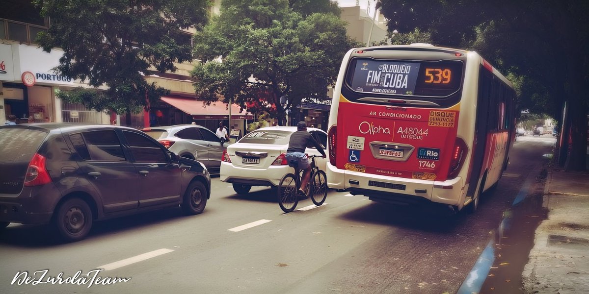 Hoy comienza la reunión de los #BRICS en Brasil y las calles de Copacabana/Ipanema los autobuses portan un mensaje para el mundo.

#TumbaElBloqueo