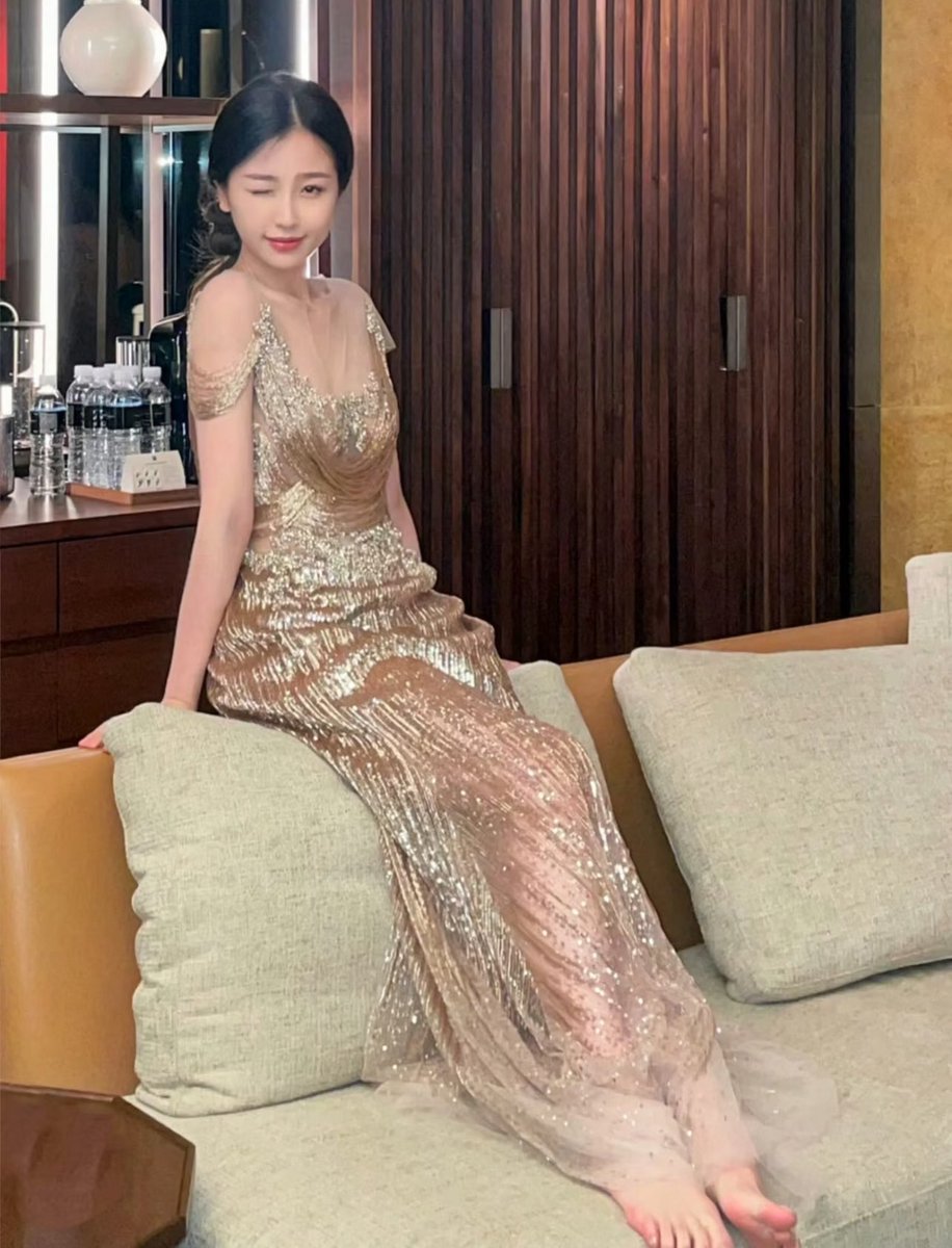 好漂亮的身体好漂亮的脸好漂亮的脚，脚底和脚趾都粉粉的想操