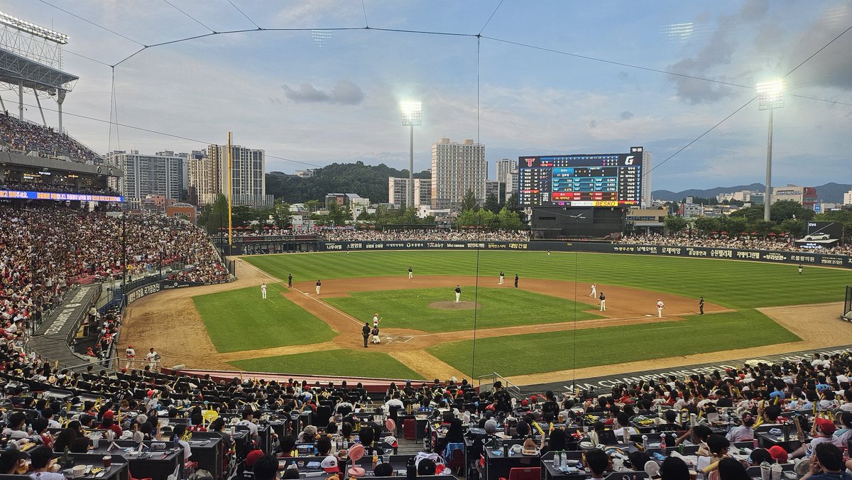 오후 7시 30분 챔피언스필드 2만 500석 매진입니다. 3경기 연속, 시즌 16번째 매진.