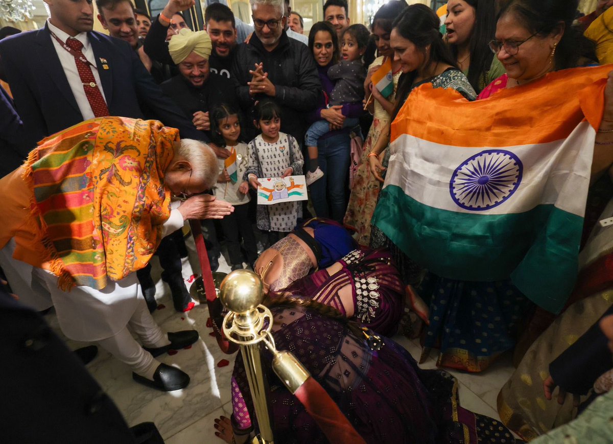 Meghna Sakore Bordikar (@meghnabordikar) on Twitter photo अर्जेंटिनामध्ये लोकप्रिय पंतप्रधान श्री. <a href="/narendramodi/">Narendra Modi</a> जींचे भारतीय समुदायाकडून जोरदार स्वागत करण्यात आलं !
खरंच, जगात कुठेही असलो तरी आपलं आपल्या मायभूमीवरचं प्रेम कायम असतं! ❤️🇮🇳
#PMModi #Argentina #IndianCommunity #Abhimaan #भारत अर्जेंटिनामध्ये लोकप्रिय पंतप्रधान श्री. <a href="/narendramodi/">Narendra Modi</a> जींचे भारतीय समुदायाकडून जोरदार स्वागत करण्यात आलं !
खरंच, जगात कुठेही असलो तरी आपलं आपल्या मायभूमीवरचं प्रेम कायम असतं! ❤️🇮🇳
#PMModi #Argentina #IndianCommunity #Abhimaan #भारत