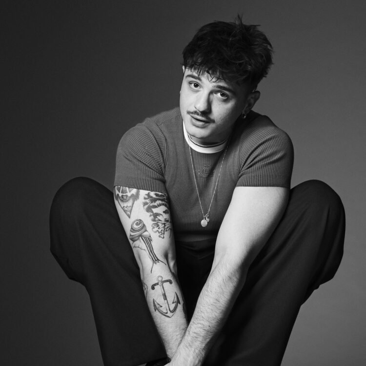 itparade_'s tweet image. Artisti e artiste con più copie certificate FIMI in Italia nel 2025 - primo semestre (wk 1-26)

#1 @olly_nclusive 700k
#2 @marracash 425k
#3 @THEREALGUE 400k
#4 @pinguinitattici | @iamrosevillain 375k
#6 @achilleIDOL 350k
#7 @thelazzinho | @sferaebbasta 300k
#9 #BadBunny…