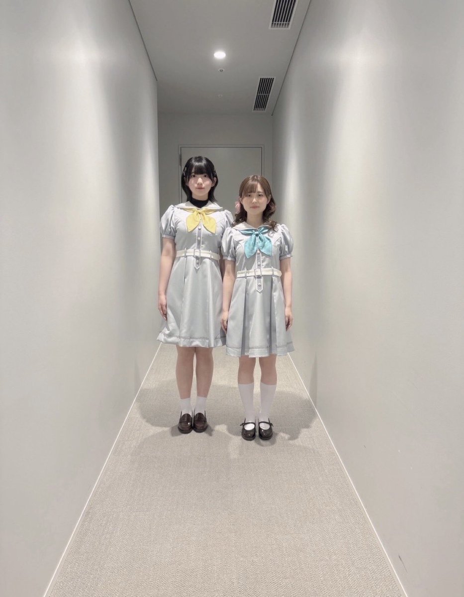 Trick and Cute曲前の暗転中に三宅美羽さんと進藤あまねさんが棒立ちで