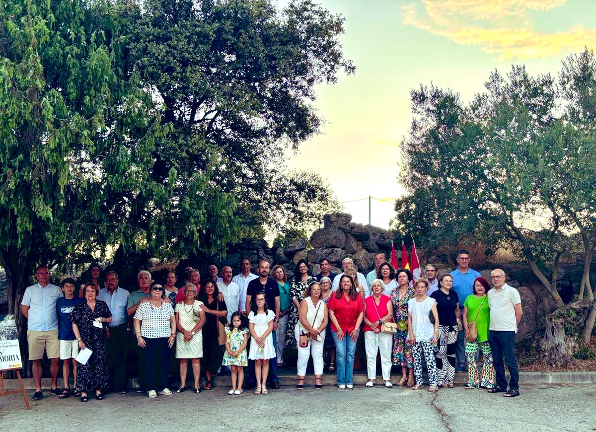 Rocío López González (@rociolopez1905) on Twitter photo Ayer rendimos homenaje a Miguel A Blanco en Chapinería.
Gracias <a href="/MirinaCortesO/">Mirina Cortés</a> por organizarlo junto al Grupo Popular.
Acto lleno de significado y una evidencia más de que aquella antorcha de libertad y coraje cívico que prendió hace 28 años continúa dando luz.
#SomosMemoria Ayer rendimos homenaje a Miguel A Blanco en Chapinería.
Gracias <a href="/MirinaCortesO/">Mirina Cortés</a> por organizarlo junto al Grupo Popular.
Acto lleno de significado y una evidencia más de que aquella antorcha de libertad y coraje cívico que prendió hace 28 años continúa dando luz.
#SomosMemoria