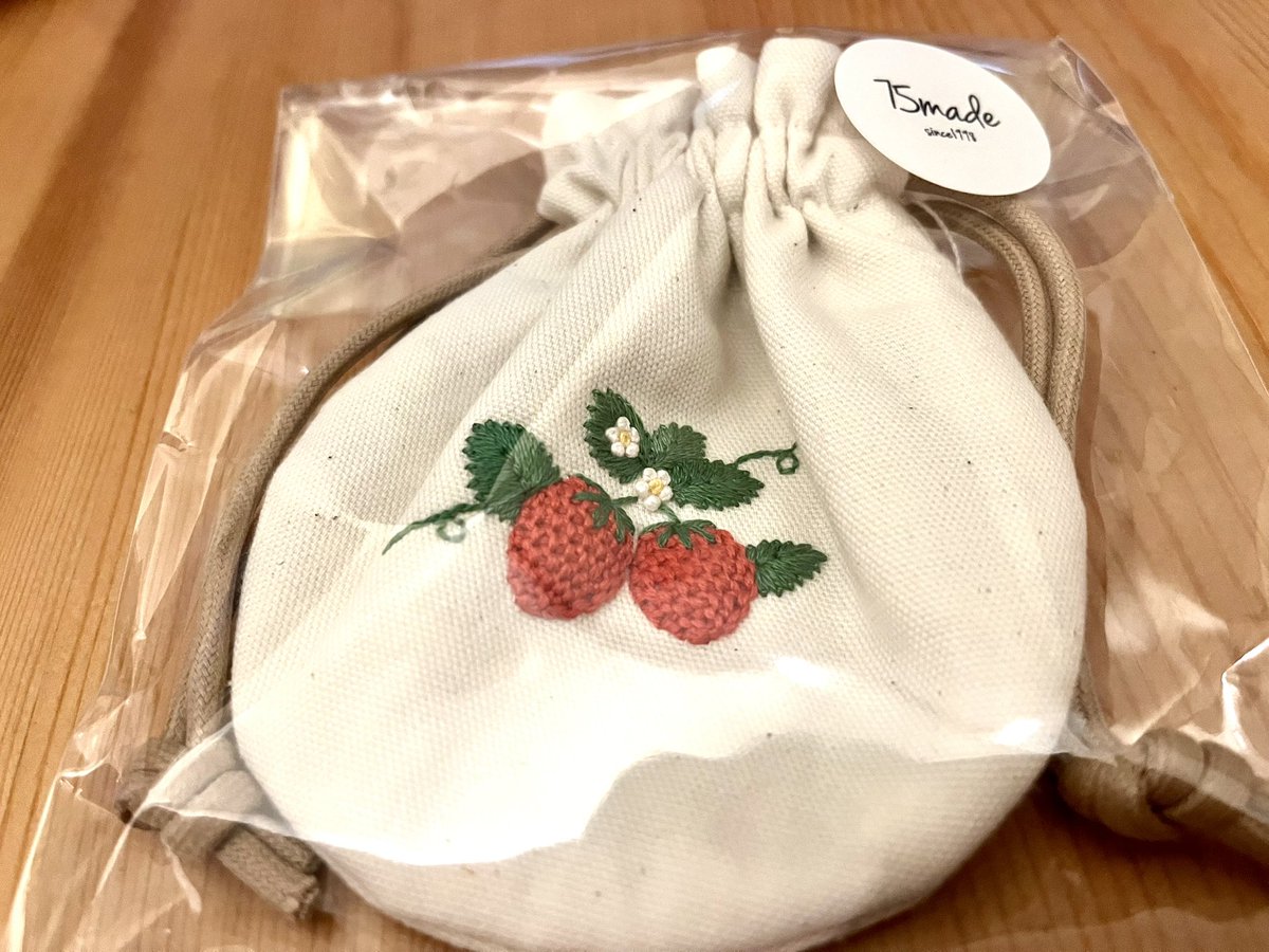 handmade_cpa's tweet photo. [デザフェスお迎え品]
@75made_ さんのいちごの刺繍ポーチ

細かいところまでとても繊細に作られており、こういう丁寧に作られた良い品が生活の中にあったら素敵だなと思い購入しました。眺めたり触ったりしてニマニマしてます·͜· https://t.co/282PJBpzbj