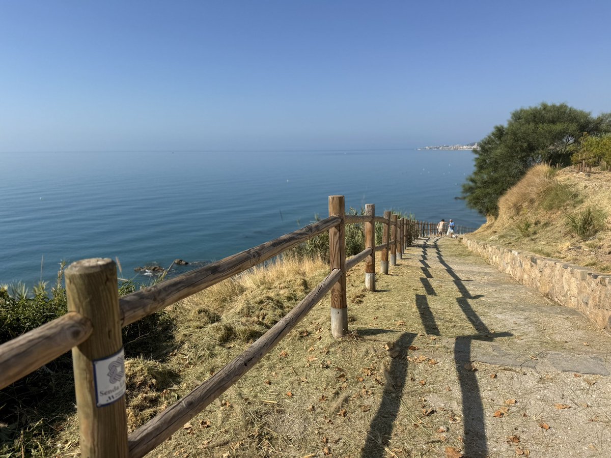 🌊☀️ Nada como empezar el día con una caminata por la Senda Litoral. Entre el mar y la naturaleza, el Mediterráneo te invita a detener el tiempo y despertar los sentidos. 🚶‍♂️🌿 Perfecto para respirar aire puro y reconectar. #SendaLitoral#CostaDelSol #NaturalezaAbierta