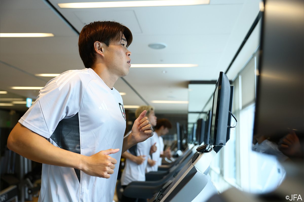 SoccerKingJP's tweet photo. 🇯🇵レポート🏃
E-1選手権に臨む日本代表、川﨑不参加＆西村コンディション確認で搭乗せず24名で韓国入り
https://t.co/PebVydV1ON

🗣️編集部より
「5日に行われたJ1リーグ第23節の疲労を考慮し、6日はホテルジムにて調整となりました」 https://t.co/g34oecTWDm