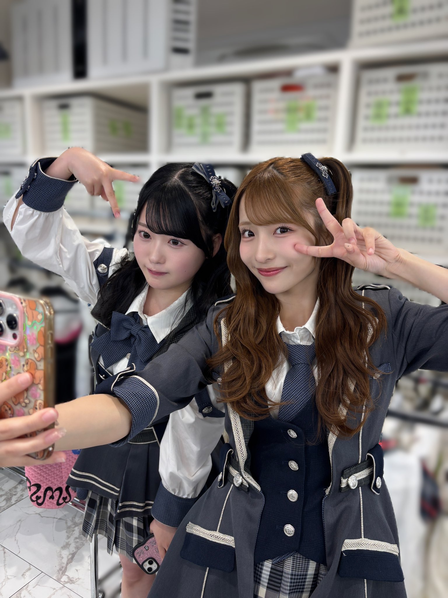 ユ*ン様 秋山由奈 直筆サイン入り タペストリー 71SjLya7zfL._UF350,350_QL50_.jpg