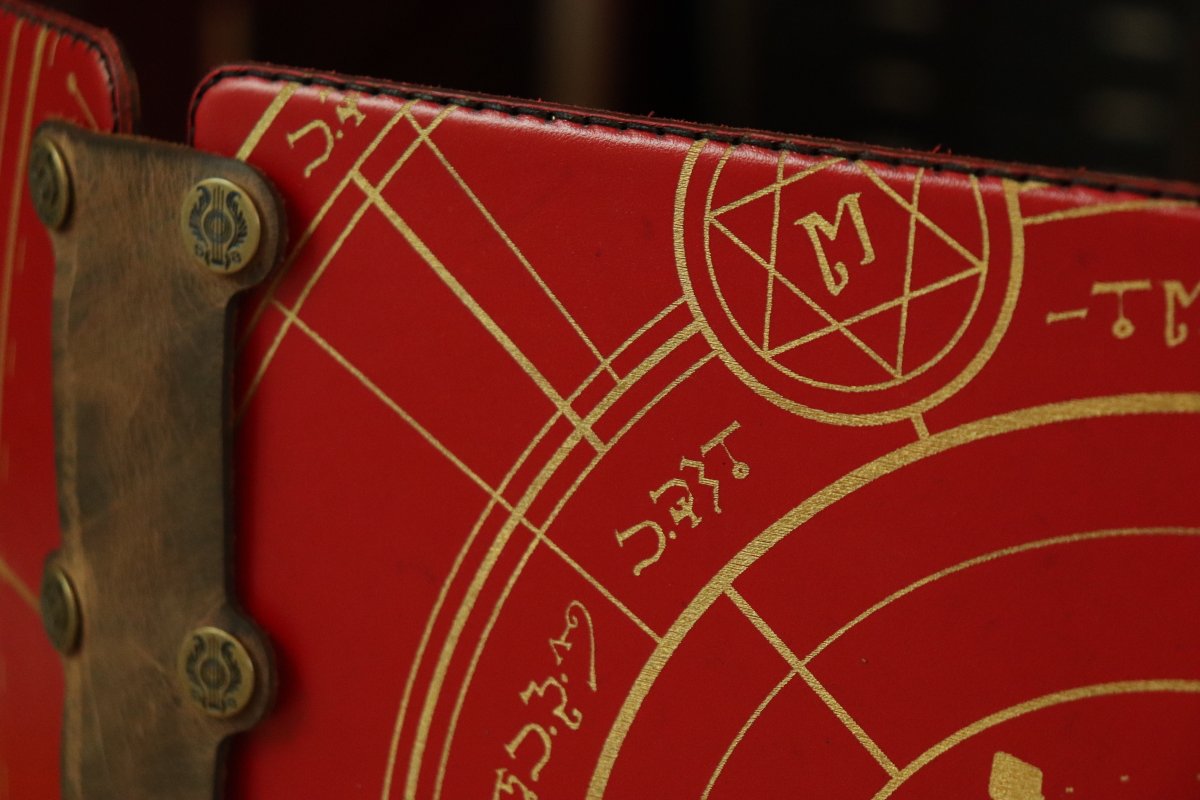 SpeechlessBard's tweet photo. Our Conjurer Circle DM screen made with red leather and gold inlay ❤️ Lightweigth, completely modular and filled with strong magnets for all sorts of tools and tricks 🧲 
#ttrpg #dmscreen #leathercraft https://t.co/4aR9FIuMsv
