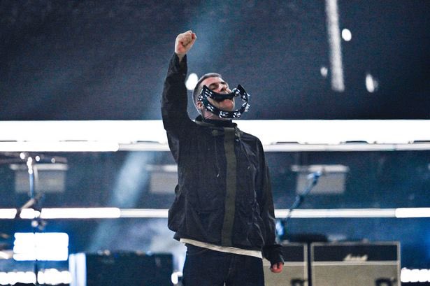 perrovolpe's tweet photo. La recuperación vocal de Liam Gallagher es BRUTAL, tal vez estemos ante una de las mejores versiones del mejor frontman  británico de los últimos 30 años.
La disciplina y los buenos hábitos dejan en evidencia que el cuerpo tiene memoria y este es un GRAN ejemplo de ello.

No se necesita baile, no se necesita recorrer todo el puto escenario, no es necesario rellenar silencios.. la impronta de este tipo al frente de la banda es brutal.

ICON