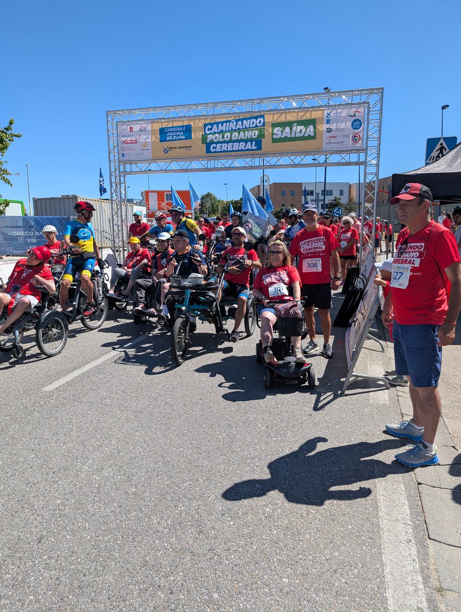 🏃 Saíu a carreira, saíu a andaina, e as rúas de Navia enchéronse de corredoras/es e camiñantes de todas as idades e capacidades celebrando #25anospolodanocerebral!
🩵 Grazas a todas as persoas e entidades colaboradoras, patrocinadoras, voluntarias e participantes!