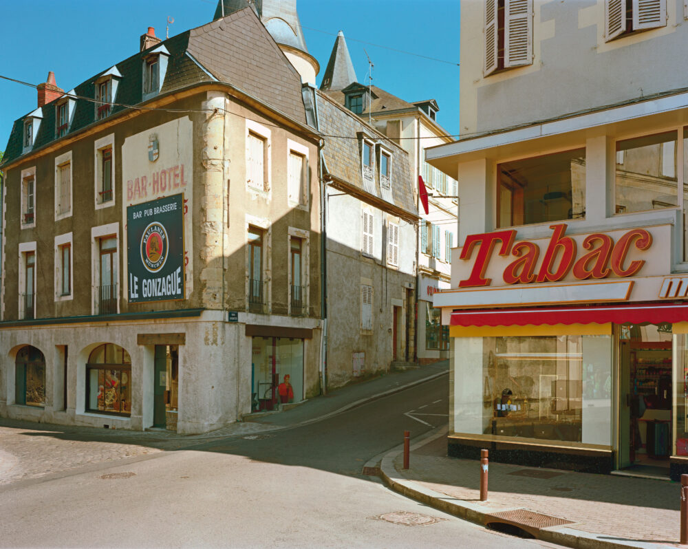 Alister (@schnockrevue) on Twitter photo Né un 6 juillet, l'indispensable Raymond Depardon, éternel photographe de la France. Ici Nevers dans la Nièvre (58).
#BOTD Né un 6 juillet, l'indispensable Raymond Depardon, éternel photographe de la France. Ici Nevers dans la Nièvre (58).
#BOTD
