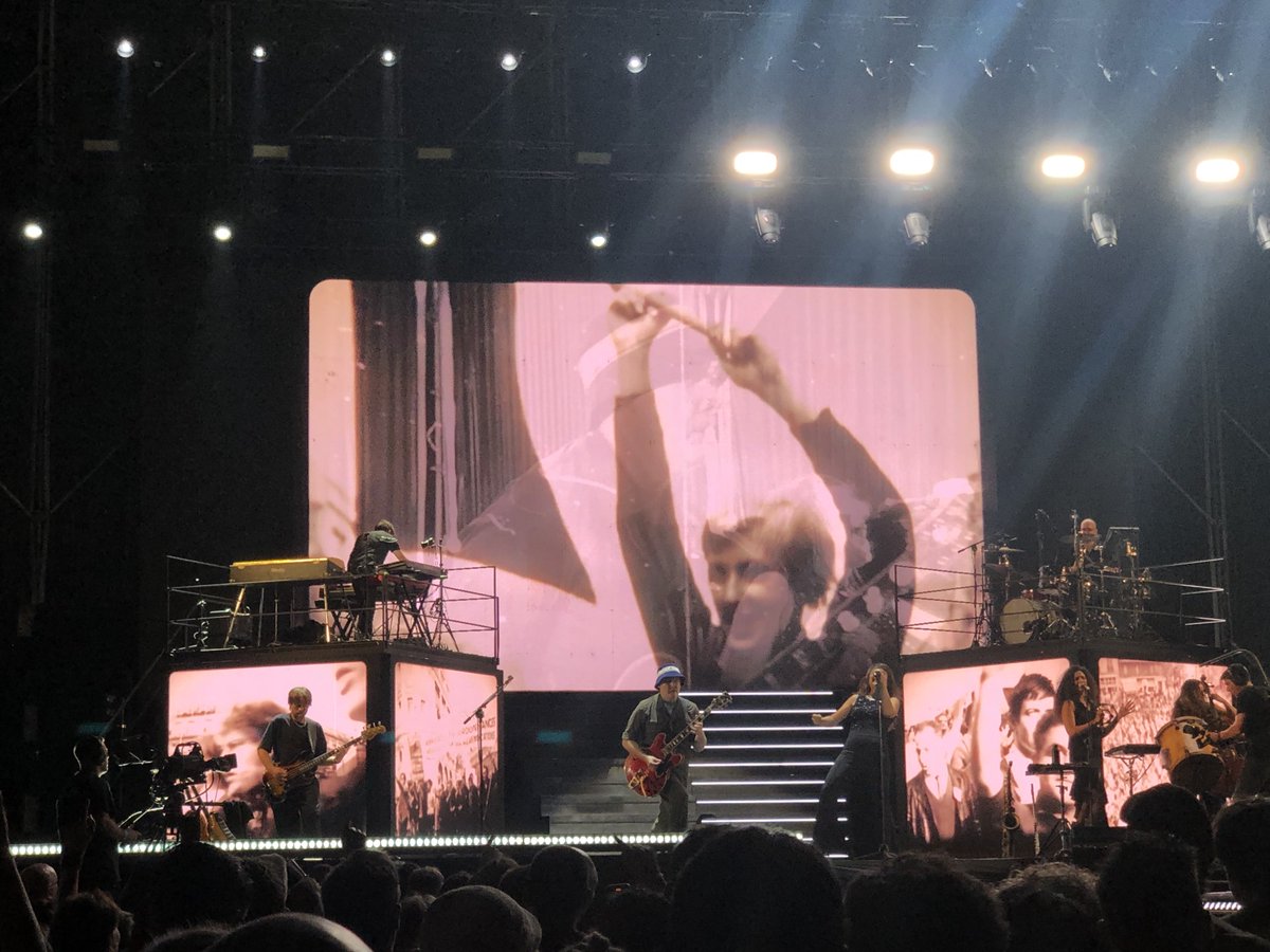 EmmanuelCS_'s tweet image. En un mundo en el que cada vez más difícil encontrar estos gestos, ayer @amaraloficial no solo nos regaló un concierto increíble, sino que no se escondió y tomó partido contra la barbarie de nuestro tiempo. Lágrimas con su homenaje a Víctor Jara.