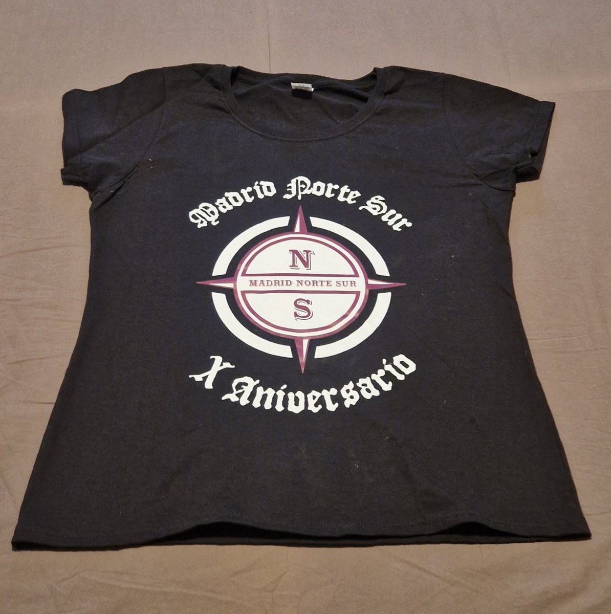 Chaqueta cortavientos y camiseta del X Aniversario.