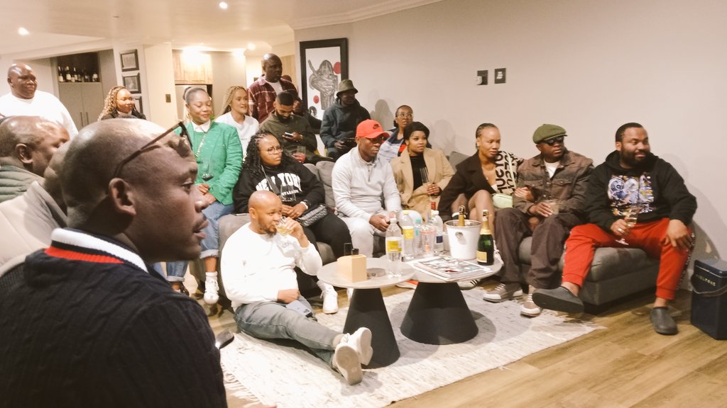 #MarriedAtFirstSightMzansi season premiere with <a href="/kaluvalo/">Sir Bongani ka Luvalo</a> #maroontoes