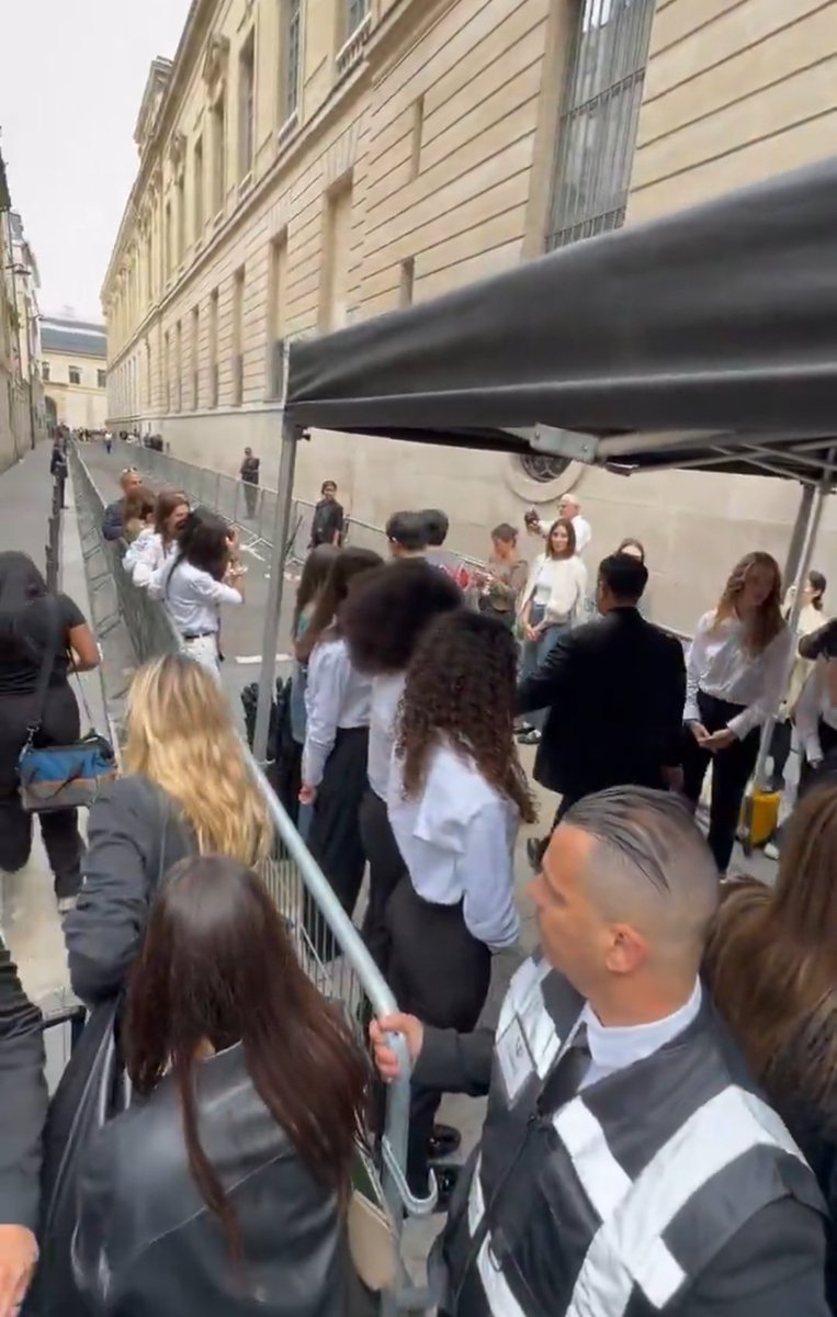 This is the show entrance.. not the other one with the stairs please...🙏