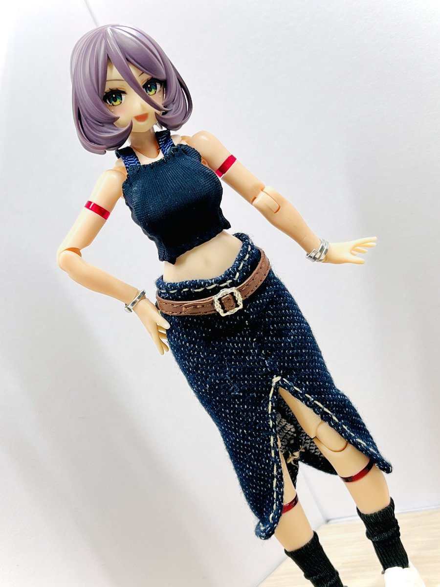 山中パパさんに作って頂いた、タイトスカート(デニム)に100均アイテムを使ってベルトっぽいのを追加してみました✨
中々良き感じかと🙌
取り外しは簡単に出来ます🥳
1枚目before、2枚目after
 #メガミデバイス
 #布服ガール